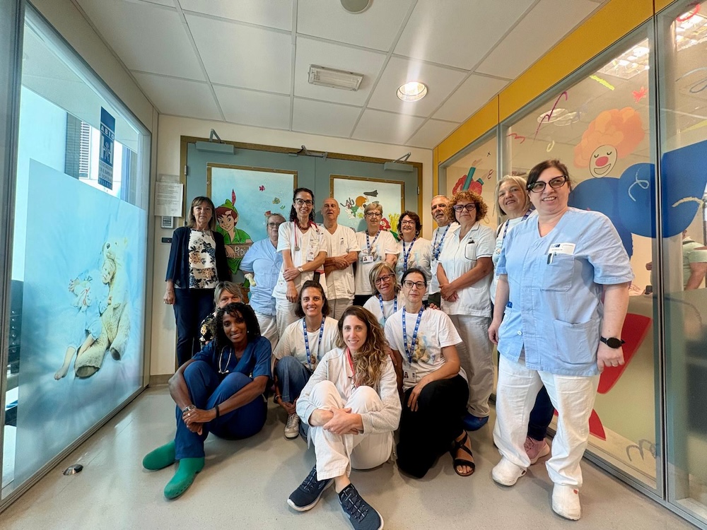 ABIO regala una vetrofania decorativa al reparto di pediatria dell'ospedale di Pistoia