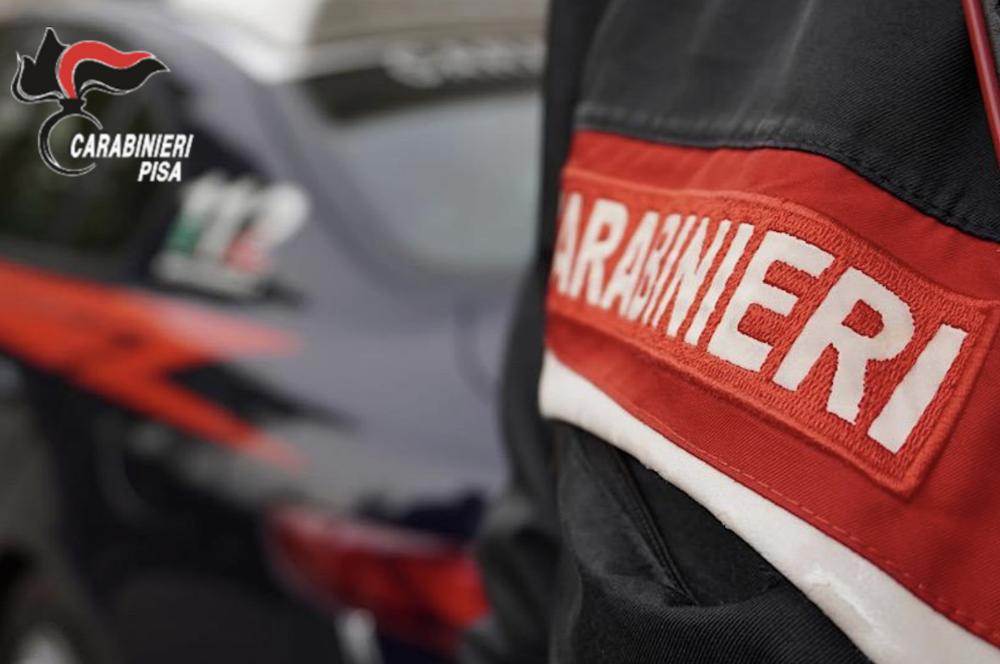 Aggredisce i genitori anziani per estorcere denaro: arrestato un 51enne nel Pisano