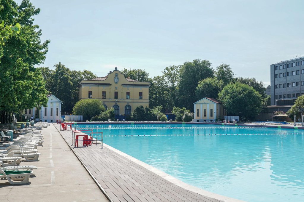 Amici superano la recinzione della piscina pubblica, 28enne annega a Milano