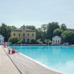 Amici superano la recinzione della piscina pubblica, 28enne annega a Milano