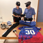 Arezzo, tenta di frangere la vetrina di una gioielleria: denunciato