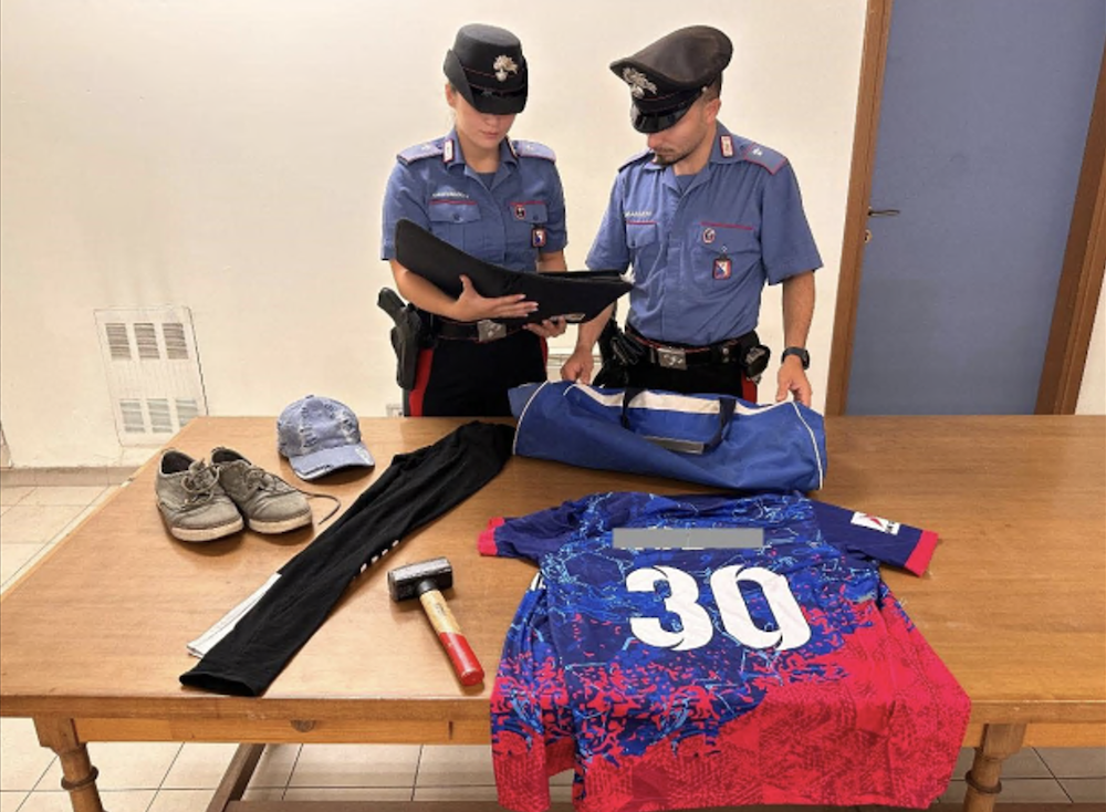 Arezzo, tenta di frangere la vetrina di una gioielleria: denunciato
