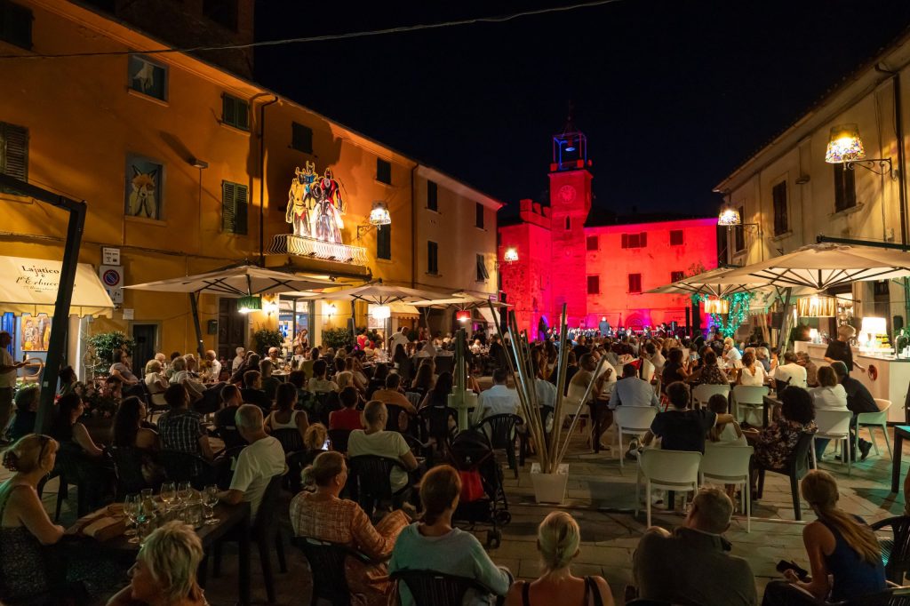 Artinsolite 2026 si conclude con l'Orchestra del Boccherini: piazza gremita a Lajatico per omaggiare Morricone e Williams.