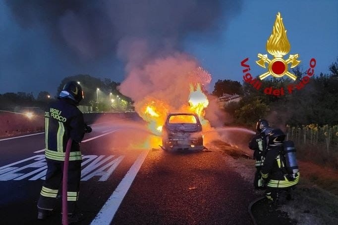 Auto in fiamme sull'A11: chiuso il tratto verso Firenze