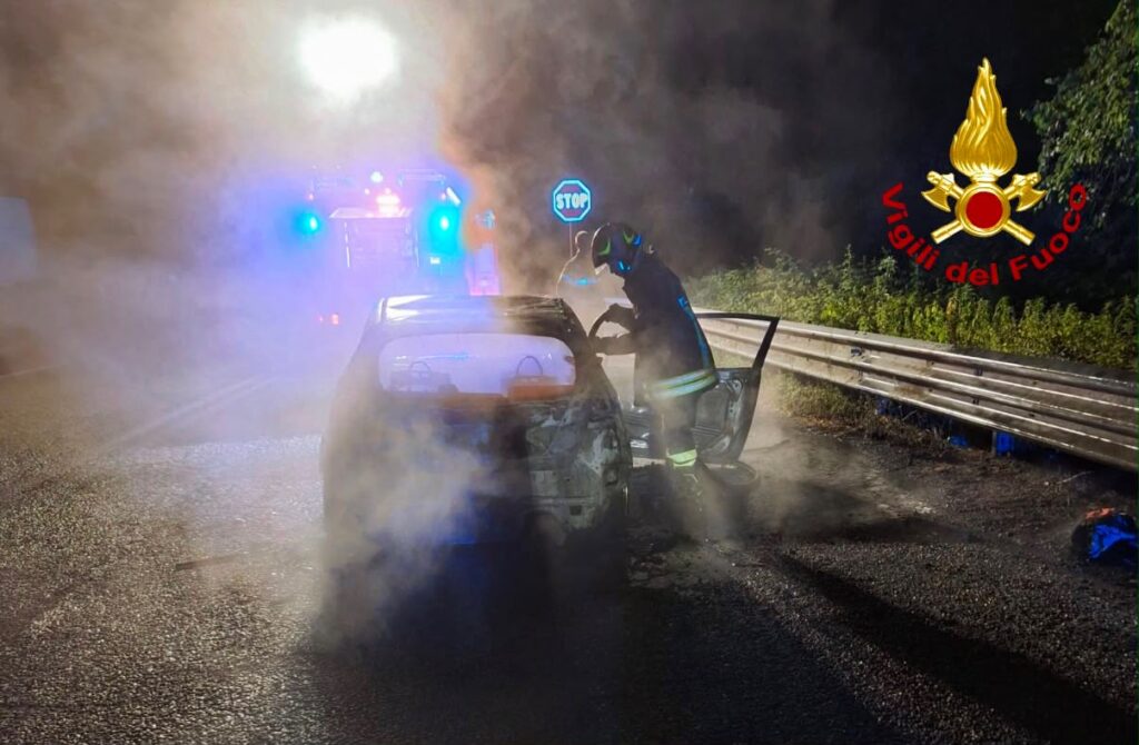 Auto in fiamme sulla Fi-Pi-Li nella notte: intervento dei vigili del fuoco