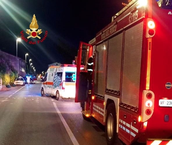 Auto si scontrano, una va a sbattere contro un muro: un ferito in codice rosso