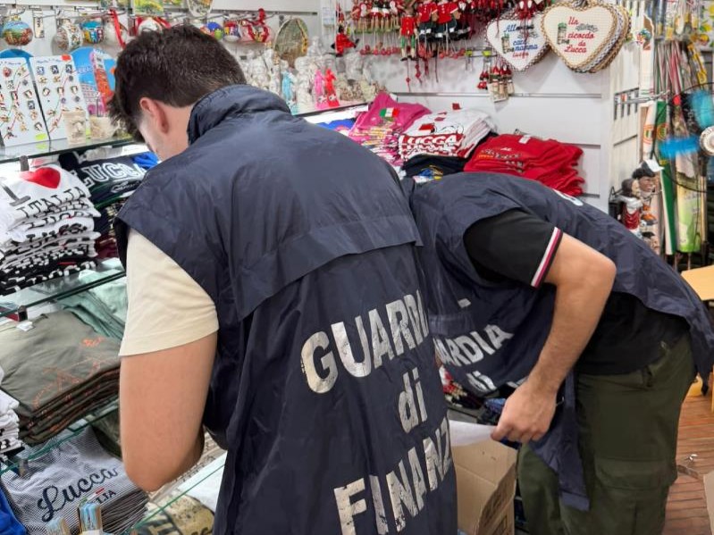 Blitz della Finanza in un negozio del centro di Lucca: sequestrati quasi 2000 souvenir.