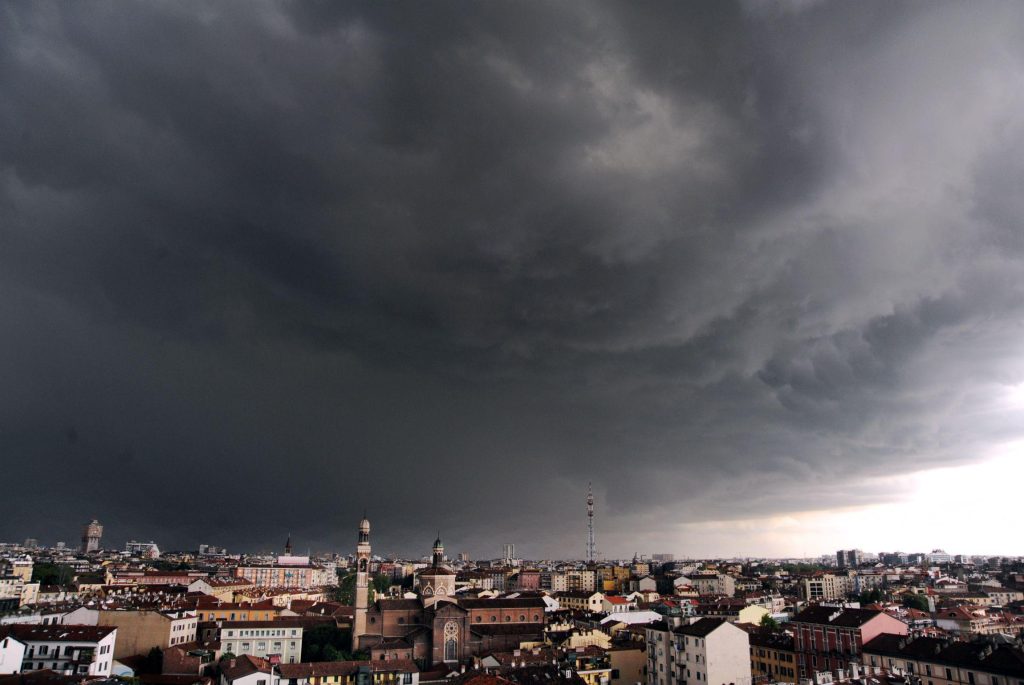 Caldo estremo e maltempo: Italia spaccata in due con 15 città in allerta rossa e avvisi di temporali