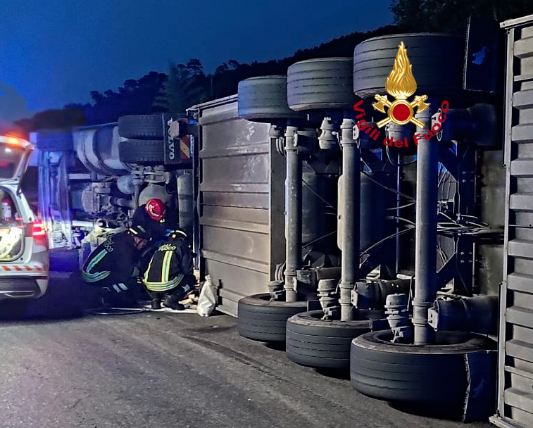 Camion carico di frutta si ribalta sulla SR65 a San Piero a Sieve, conducente soccorso