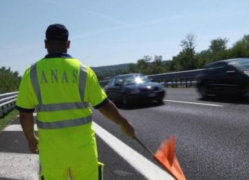 Camion in avaria, chiusa in entrambe le direzioni la SS 12 a Lucca