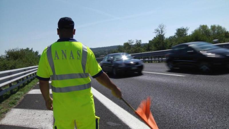 Camion in avaria, chiusa in entrambe le direzioni la SS 12 a Lucca