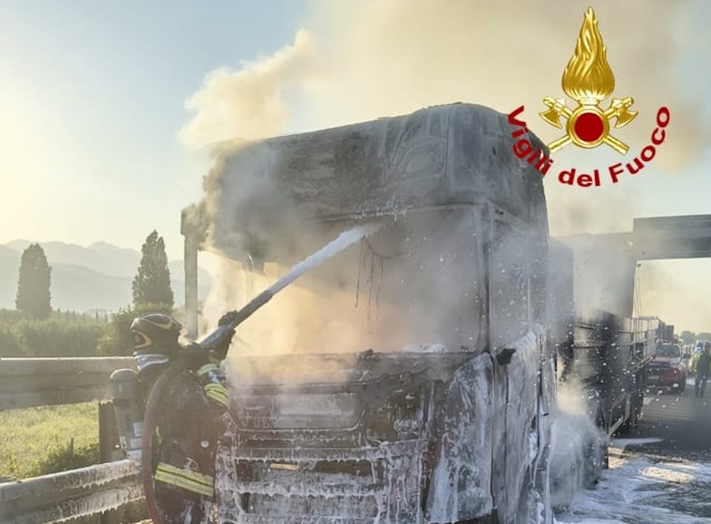 Camion in fiamme sull'A12 tra Toscana e Liguria
