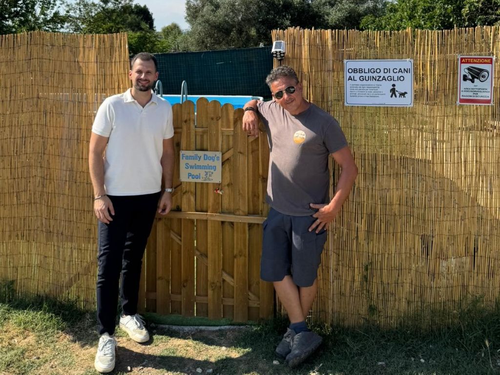 Cane di Famiglia: Inaugurazione della Nuova Piscina per Cani con Attività Acquatiche, Riabilitazione e Giochi d'Acqua