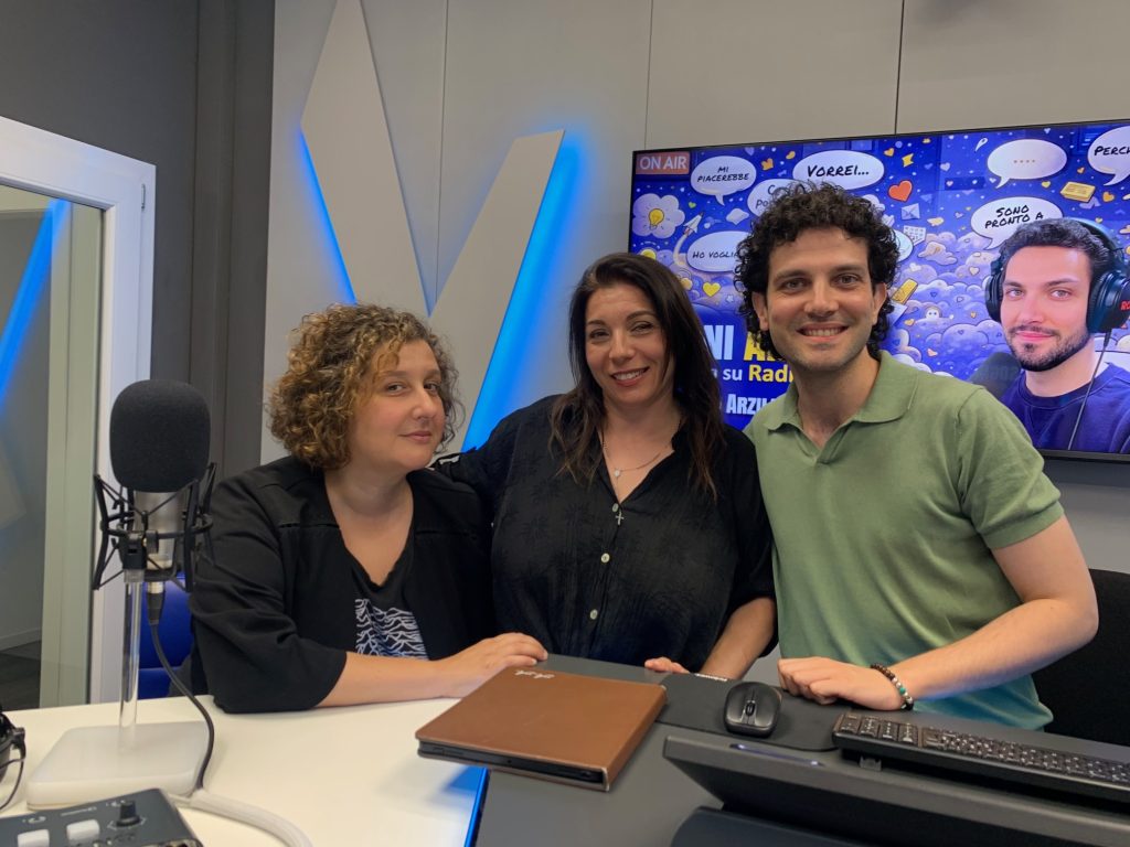 Cecilia Dazzi, Alessio Arzilli e Alessia Spinelli svelano i segreti del backstage di “Non è un paese per single”