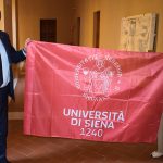 Ecco la prima bandiera nella storia dell'Università di Siena.
