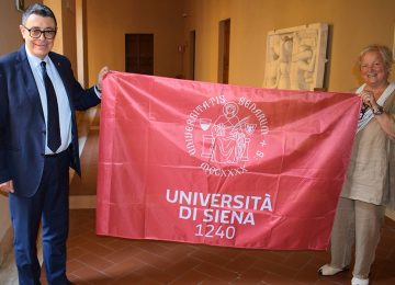 Ecco la prima bandiera nella storia dell'Università di Siena.