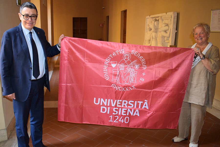 Ecco la prima bandiera nella storia dell'Università di Siena.