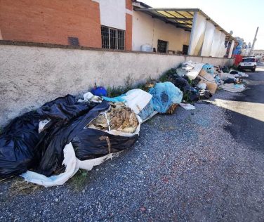 Rifiuti abbandonati in via Umbria, Oliveri: "La discarica è aumentata in modo esponenziale"