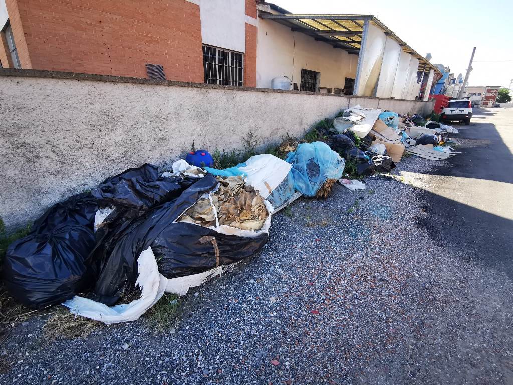 Rifiuti abbandonati in via Umbria, Oliveri: "La discarica è aumentata in modo esponenziale"