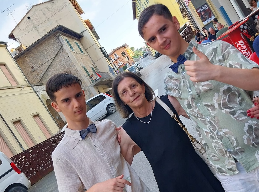 Festa in piazza a Gambassi: celebrazione dei 19 anni di Pietro e Filippo Plaiain