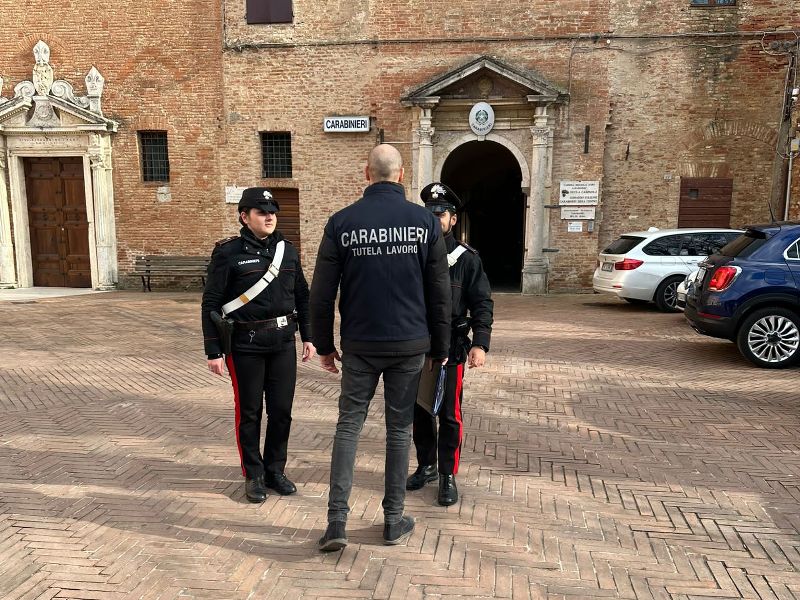 Finge di essere un carabiniere e truffa una giovane donna nel Senese