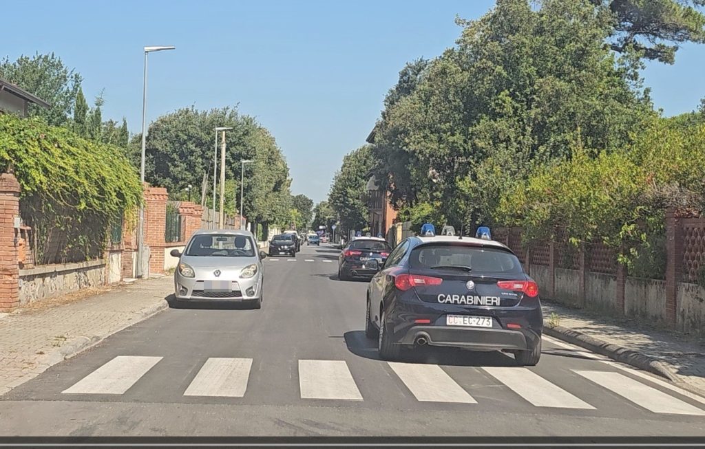 Finge di essere un carabiniere e truffa un'anziana: denunciato in Versilia