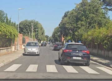 Finge di essere un carabiniere e truffa un'anziana: denunciato in Versilia