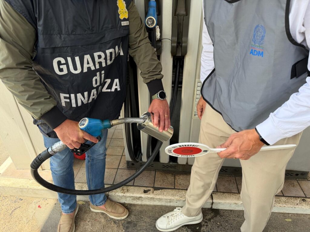 Gasolio non conforme: sequestrati oltre 23 milioni di litri in un deposito nel Livornese