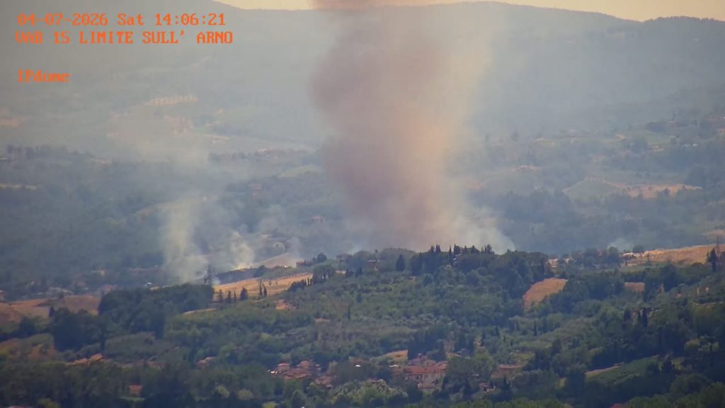 Incendio a Castelfiorentino in via Praticelli: fiamme sulla SR 429, intervento dei Vigili del Fuoco e elicottero Aib.