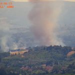 Incendio a Castelfiorentino in via Praticelli: fiamme sulla SR 429, intervento dei Vigili del Fuoco e elicottero Aib.