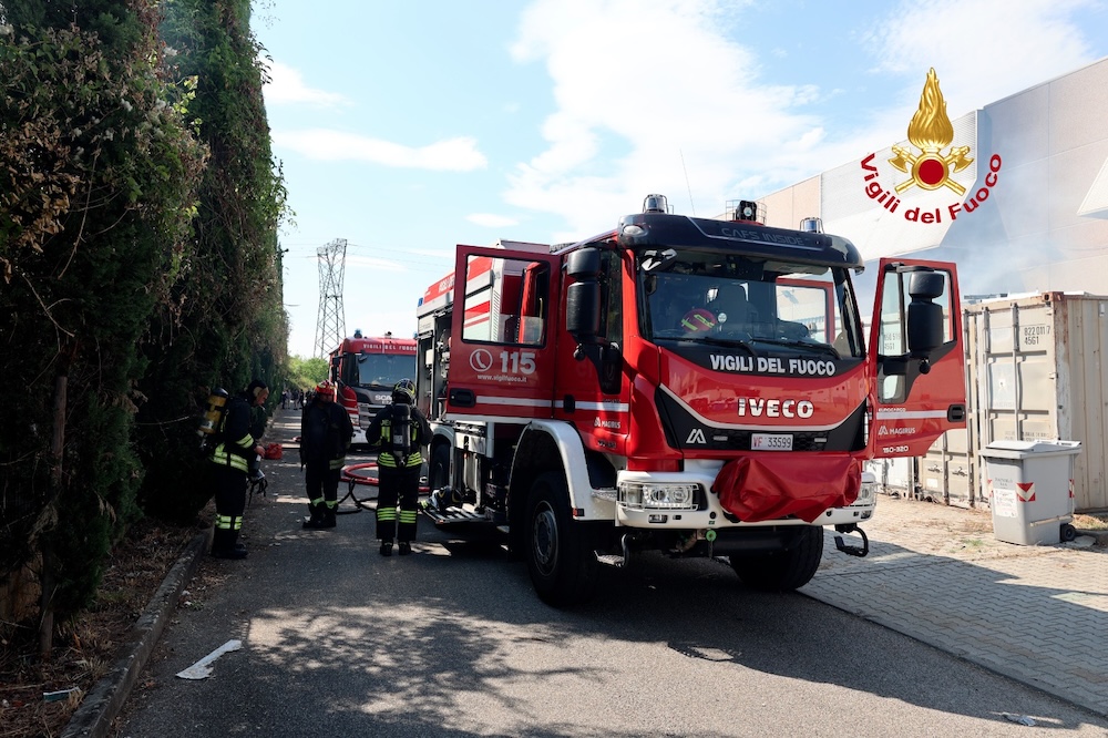 Incendio all'esterno di un edificio industriale a Sesto Fiorentino, nessun ferito