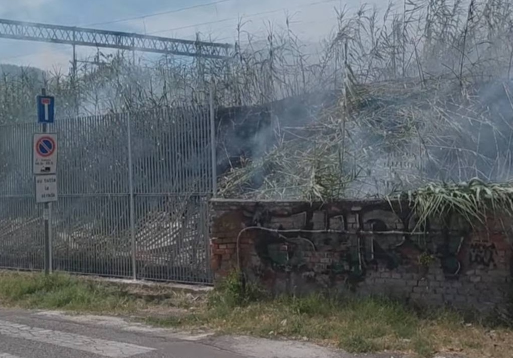 Incendio di sterpaglie a Empoli vicino alla ferrovia