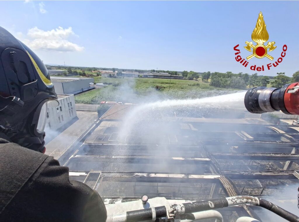 Incendio in un capannone di rifiuti a Vecchiano, colonna di fumo visibile a chilometri
