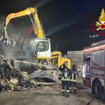 Incendio in un'azienda di smaltimento rifiuti a Colle di Val d'Elsa nella notte