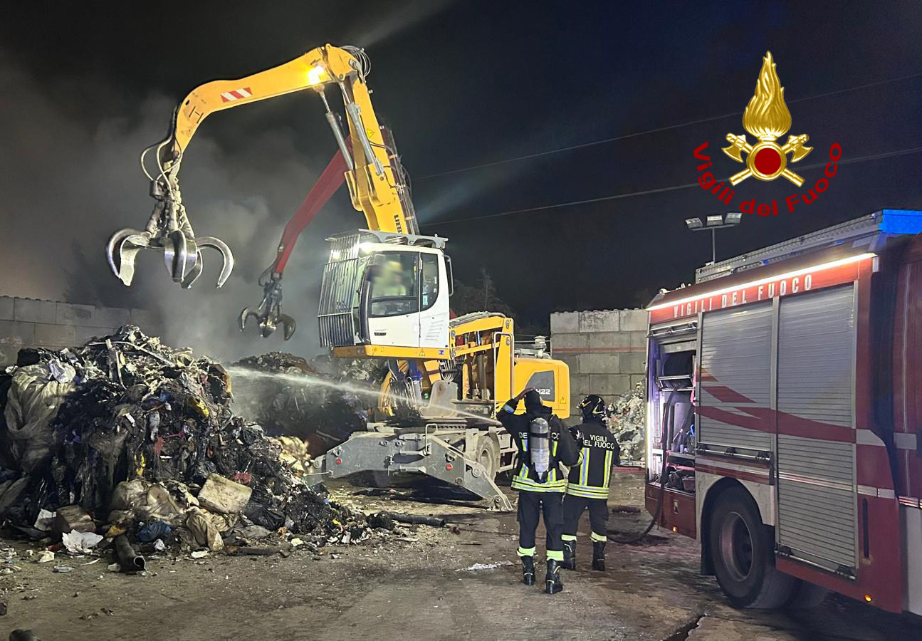 Incendio in un'azienda di smaltimento rifiuti a Colle di Val d'Elsa nella notte
