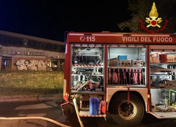 Incendio nell'ex mensa comunale di Pistoia