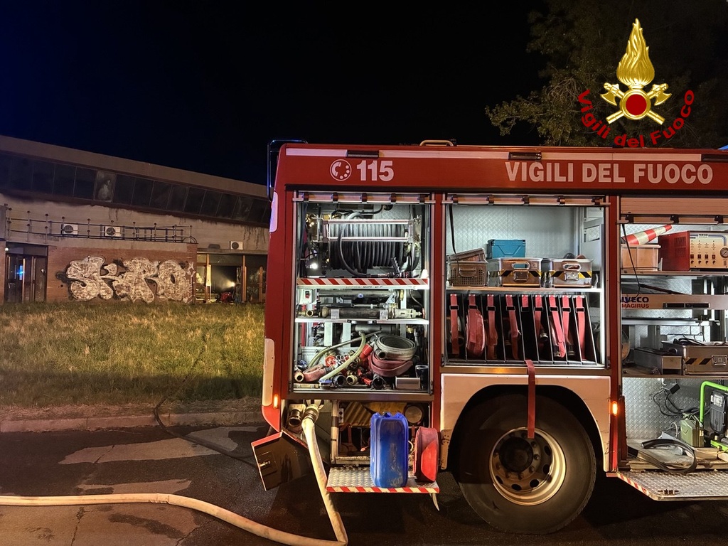Incendio nell'ex mensa comunale di Pistoia
