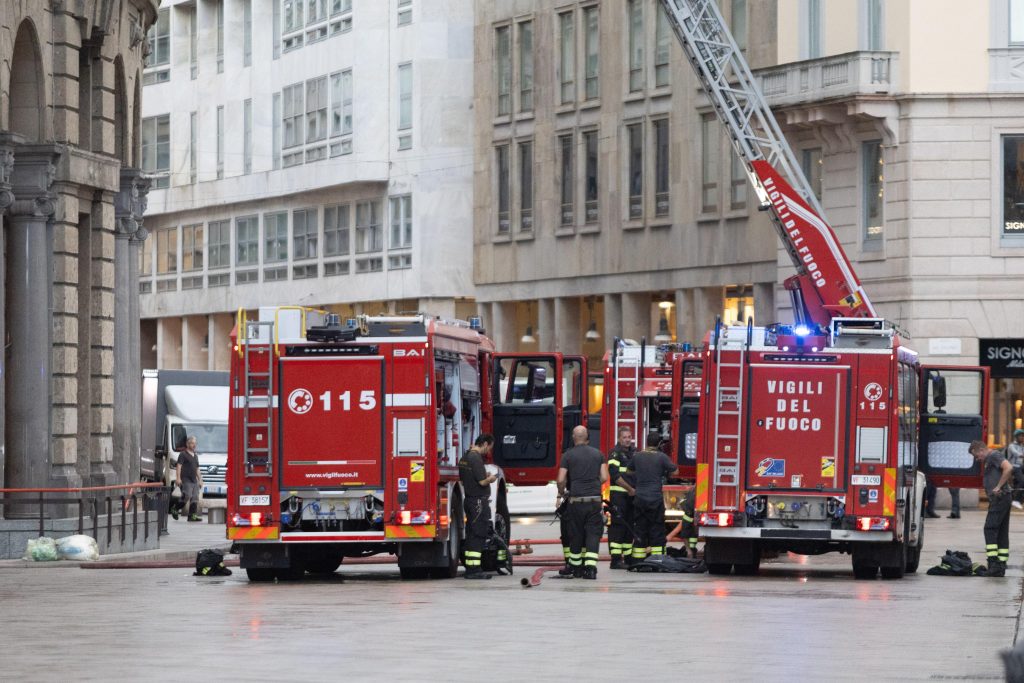 Incendio vicino alla Rinascente a Milano, terrazza in piazza Duomo in fiamme: fumo nero visibile da lontano