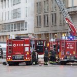 Incendio vicino alla Rinascente a Milano, terrazza in piazza Duomo in fiamme: fumo nero visibile da lontano