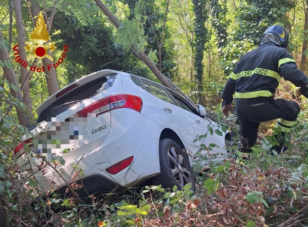 Incidente a Palaia: auto nel fossato, conducente salvato dai vigili del fuoco