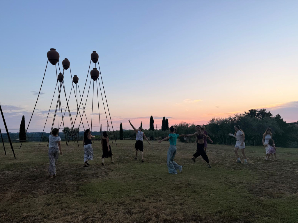 La danza "resiliente" di Claudia Caldarano incanta il pubblico tra gli orci sospesi della Fattoria La Loggia