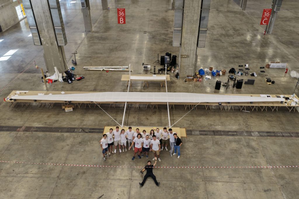 L'aereo di carta più grande del mondo è realizzato da un team pisano.