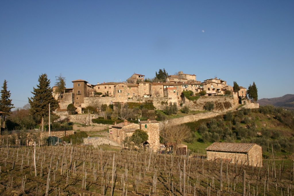 L'estate si anima nelle frazioni di Greve in Chianti: la cultura vive nel cuore delle comunità attraverso teatro, musica e socialità.
