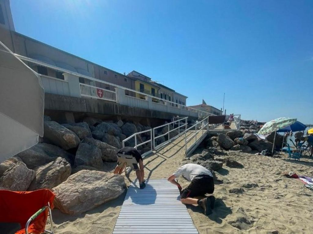 Marina di Pisa: Installata la passerella per l'accesso alla spiaggia di Piazza Sardegna per persone con disabilità.