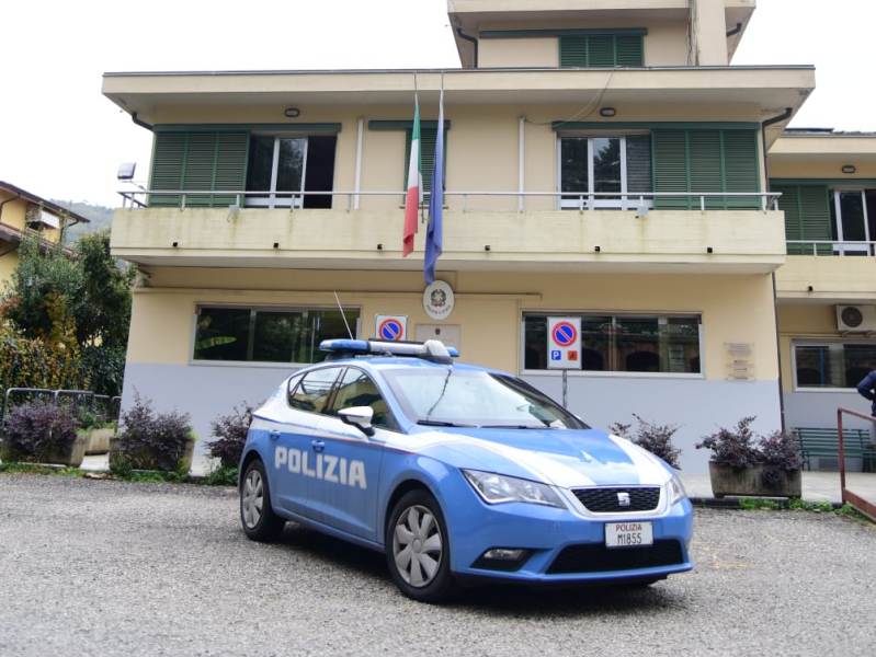 Minaccia l'ex con una pistola, arrestato: chiama la polizia