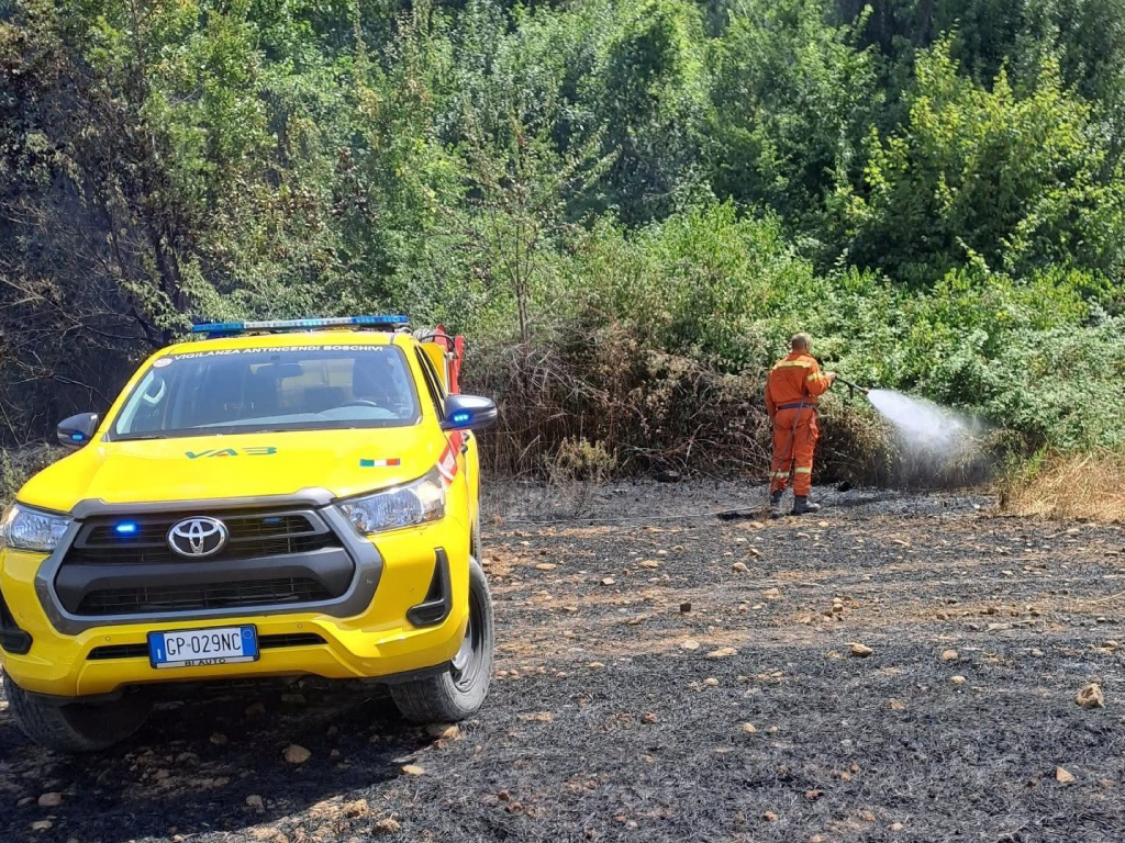 Montelupo Fiorentino: Incendio di sterpaglie a Sammontana, fiamme domate a dieci metri dal bosco