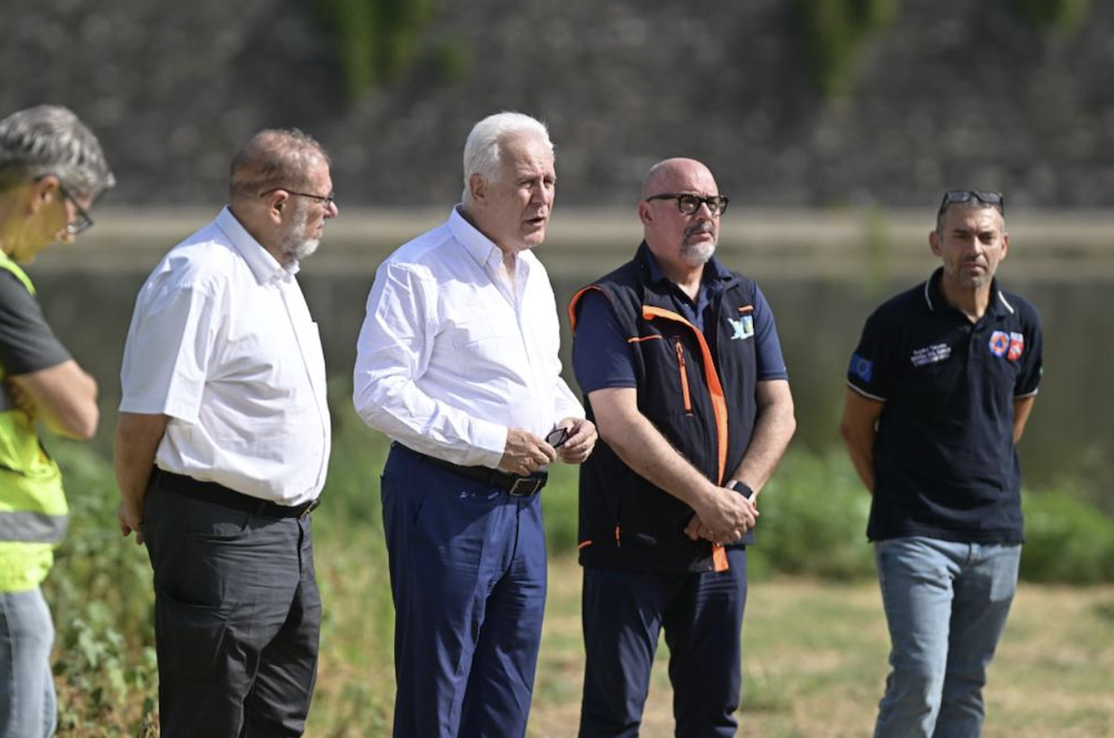 Movimentazione dei sedimenti nell'Arno a Firenze, lavori in partenza