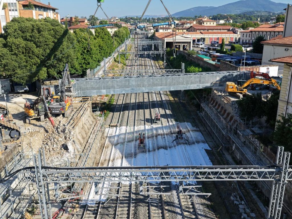 Nuovo ponte posizionato a Firenze, prosegue lo stop ai treni.