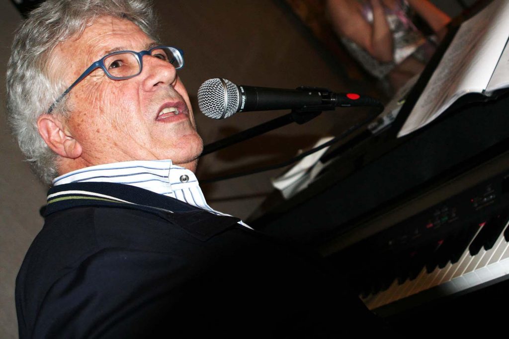 Peppino di Capri, l'emozionante addio di amici e colleghi: "Un simbolo dell'Italia, vivrà per sempre"
