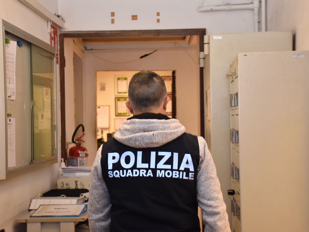 Permessi di soggiorno venduti: arrestato un mediatore culturale della Questura di Siena